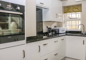 ASH COTTAGE, romantic, luxury holiday cottage in Baslow