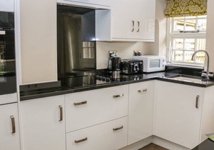 ASH COTTAGE, romantic, luxury holiday cottage in Baslow