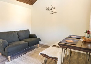 AUDACIOUS - NO. 1, pet friendly, with a garden in Goring-On-Thames