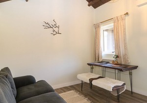 AUDACIOUS - NO. 1, pet friendly, with a garden in Goring-On-Thames