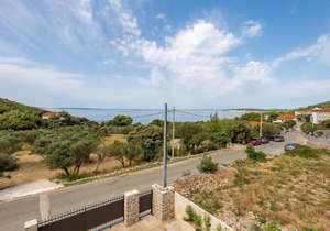 Awesome home in Miholascica
