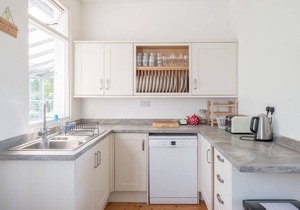 Balglaze, beautiful house & Cabin, large garden, near beach & village amenities