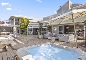 Barellen Beach House - Luxe Beach Front, Oceanview