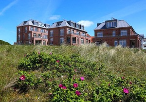 Barrier-free apartment with two sunny terraces - only 100 m to the beach! -