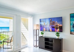 Bay View Rendezvous - Chic Getaway, Stunning Vistas