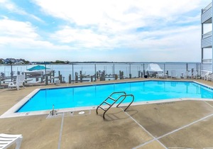 Bayfront, 2 br with pool, walk to beach, boardwalk and FishTales
