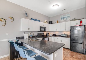 Bayfront third-floor condo with sunset views, fast WiFi, and walkable location