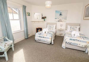 BAYTREE COTTAGE, pet friendly, with open fire in Totland