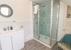 BAYTREE COTTAGE, pet friendly, with open fire in Totland