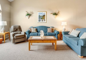 Bayview Landing villa with shared pool and WiFi - close to the beach