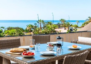 Beach apartment with terrace and private parking