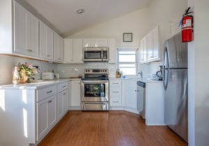 BEACH BLOCK 3 Bedroom Condo with POOL, DECK & OCEAN VIEWS/Sleeps 6