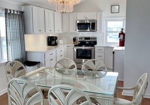 BEACH BLOCK 3 Bedroom Condo with POOL, DECK & OCEAN VIEWS/Sleeps 6