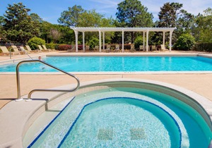 Beach Cottage with TWO golf carts! Near Pool & Hot Tub, Easy Access to Beach.
