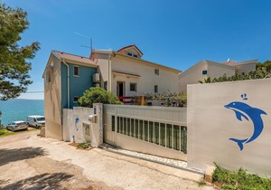 Beach front apartment in Kosljun