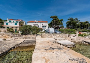 Beach front apartment in Kosljun