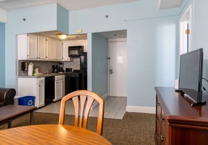Beach Getaway! 4 Spacious Units w/Kitchen, Parking, Bar, Pool!