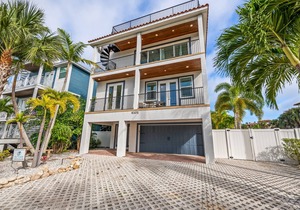 Beach View Retreat! 5BR Home with Pool, Spa, Rooftop Deck and Walk to Beach