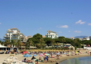 Beachfront apt for family