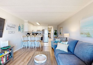 Beachfront condo with private balcony & amazing views