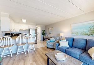 Beachfront condo with private balcony & amazing views