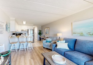 Beachfront condo with private balcony & amazing views