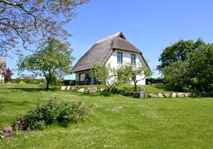 Beachfront idyll by the sea, private bathing area, beach chair - Gutshof Ostseeblick