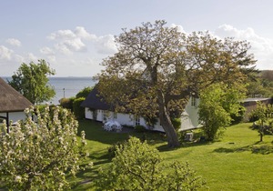 Beachfront idyll by the sea, private bathing area - Gutshof Ostseeblick FeWo 02