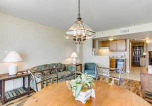 Beachfront Luxury Condo w private balcony at Meridian Plaza
