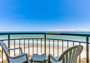 Beachfront Luxury Condo w private balcony at Meridian Plaza