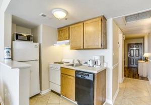 Beachfront Luxury Condo w private balcony at Meridian Plaza