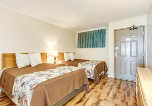 Beachfront Luxury Condo w private balcony at Meridian Plaza