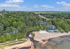 🏖️ Beachside Couples Retreat @ The Shores | Deck + Beach Access + Champagne Welcome ➠ 5719
