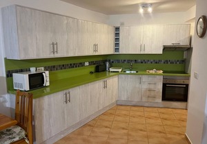 Beautiful large 2 bed apartment close to beach and all amenities