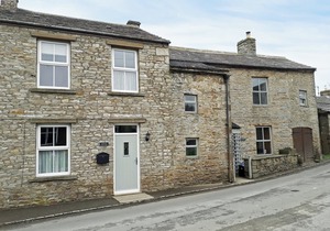 Beautifully presented cottage, convenient village location and walks from the doorstep.