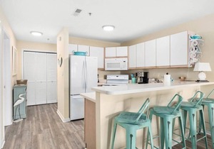 Beautiful 2 BR 2 BA Unit in the Popular Harbour Club Community!