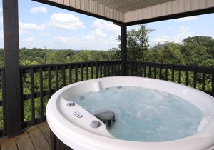 Beautiful 3 bedroom condo close to the Parkway and shows!