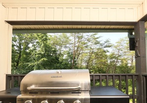 Beautiful 3 bedroom condo close to the Parkway and shows!