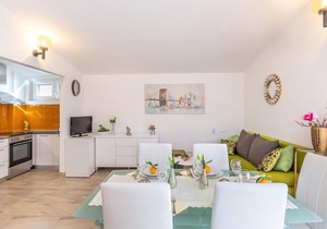 Beautiful apartment in Peracko Blato