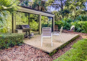 Beautiful condo with balcony, grill & washer/dryer - near shops & dining