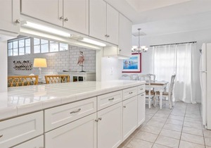 Beautiful East Beach Cottage with Pool
