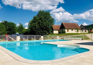 Beautiful holiday home on holiday park with swimming pool.