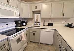 Beautiful, Ground Floor, Just Steps From the Pool & Beach! Also has Boat Ramp