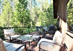 Beautiful home with large deck located in Willow Cove with boat slip - Near Yosemite National Park (LA27)