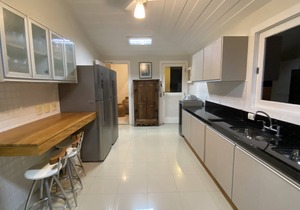 Beautiful house, just 50 steps from Ferradura beach, 6 bedrooms (4 suites)