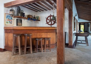 Beautiful house with five suites facing Ferradura beach