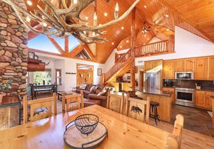 Beautiful log cabin. Luxury! Great for large families! Walk to snow summit!