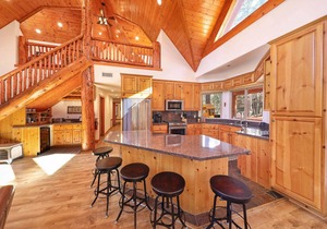 Beautiful log cabin. Luxury! Great for large families! Walk to snow summit!