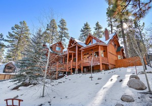 Beautiful log cabin. Luxury! Great for large families! Walk to snow summit!