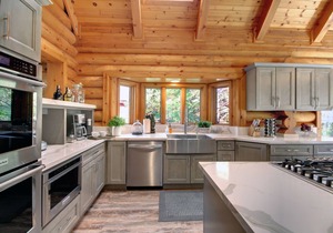 Beautiful Log Cabin with views, hot tub, WIFI, minutes to both ski resorts
